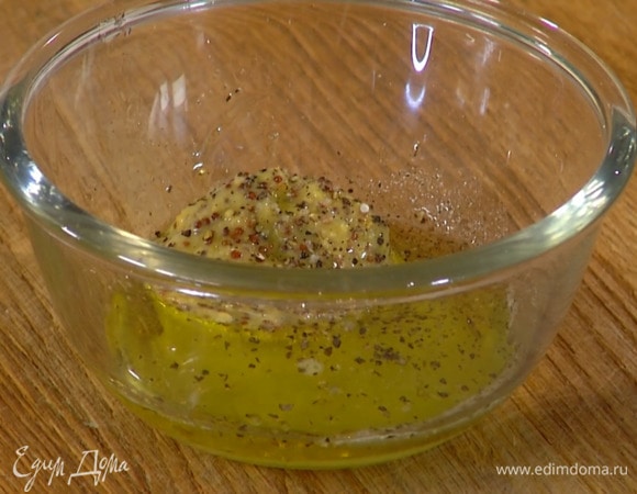 Приготовить заправку: горчицу соединить с лимонным соком и оливковым маслом, добавить мед, соль и перец, все перемешать.