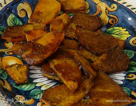 Запеченную тыкву выложить на блюдо.