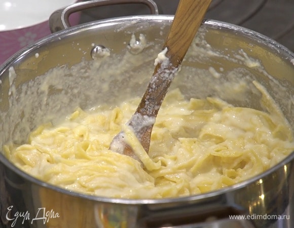 Влить соус в кастрюлю с макаронами, слегка посолить и, помешивая, прогреть на маленьком огне.