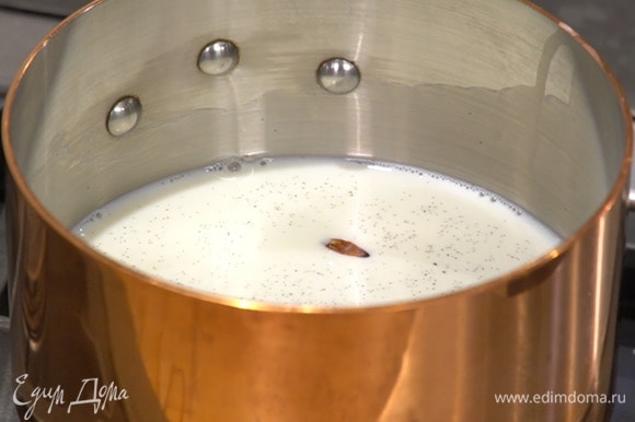 Молоко влить в кастрюлю, добавить ванильную пасту, пеперончино и прогревать до появления первых пузырьков.