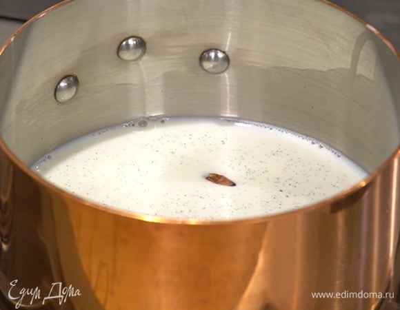 Молоко влить в кастрюлю, добавить ванильную пасту, пеперончино и прогревать до появления первых пузырьков.