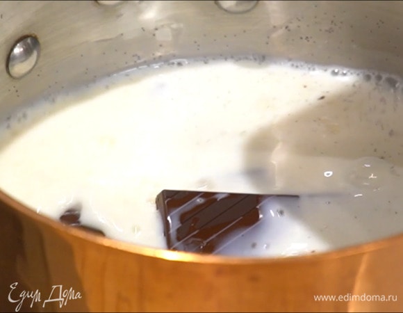 Шоколад поломать на кусочки, добавить в горячее молоко и, непрерывно помешивая, прогревать до полного растворения, затем пеперончино удалить.