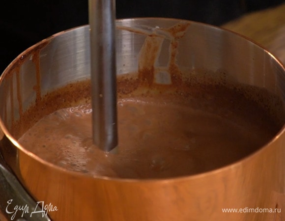 Снять кастрюлю с огня и погружным блендером взбить молоко с шоколадом в однородную массу.