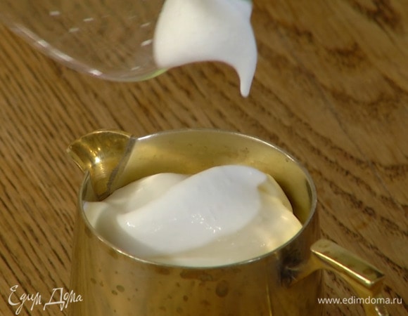 Жирные сливки слегка взбить блендером с насадкой-венчиком.