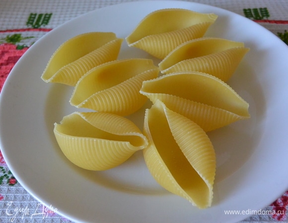 Отварить большие ракушки до полуготовности.