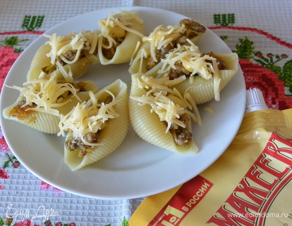 Обжарить на сковороде лук, морковь и фарш. Начинить ракушки, сверху положить немного майонеза ТМ «Махеевъ» и посыпать тертым сыром. Уложить на сковороду, налить немного воды и тушить под крышкой минут 20.