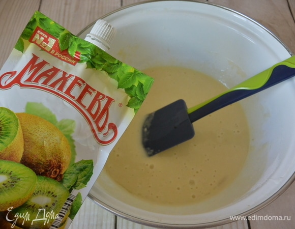 Для приготовления теста для кексов желательно использовать ингредиенты комнатной температуры, масло должно быть размягченное. Муку просеять, добавить разрыхлитель, перемешать. Добавить остальные ингредиенты и хорошо размешать. В форму для кексов налить половину теста, в центр положить джем и залить второй половиной. Выпекать в духовке при средней температуре до готовности 30–35 минут.