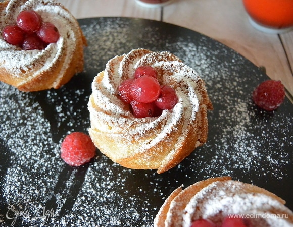 Посыпаем сахарной пудрой и украшаем ягодами, у меня малина и красная смородина