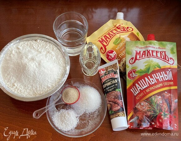 В первую очередь приготовим тесто. Для этого подготовим все необходимые ингредиенты. Из данного количества теста получается 3 пиццы.