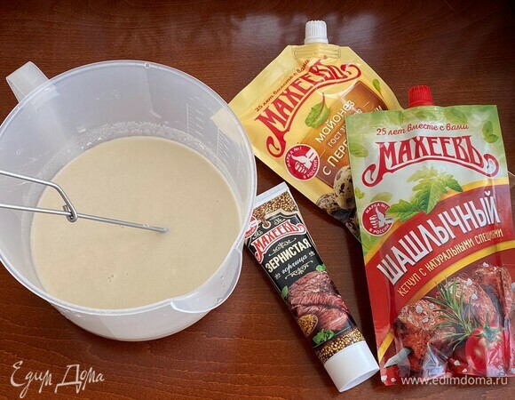 В теплой (но не горячей) воде размешать дрожжи, сахар и 2–3 ст. л. муки из общего количества. Смесь поставить в теплое место минут на 10 для активации дрожжей.