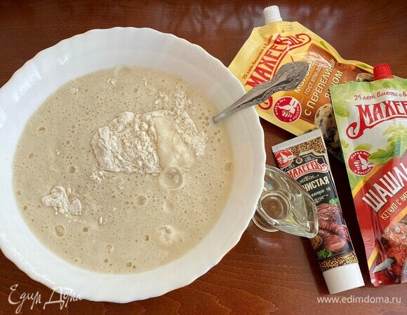 В миску просеять муку, добавить соль и влить подошедшие дрожжи. Добавляя растительное масло, замесить тесто. Оно получается очень мягким и липким, но муку не добавляйте.