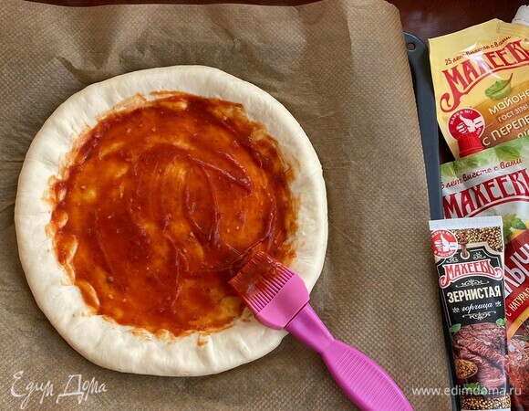 Донышко пиццы смажьте кетчупом ТМ «Махеевъ».