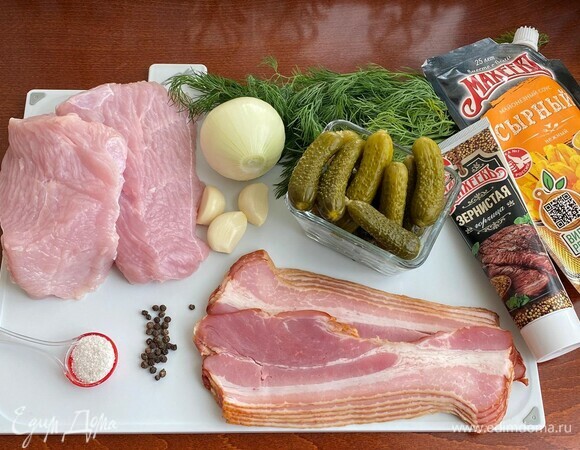 Для приготовления котлет из индейки подготовим все необходимые ингредиенты.