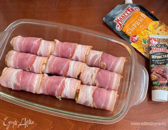 Таким образом сформируйте все котлеты. Готовые котлеты уложите в противень (его смазывать необязательно). Запекайте котлеты в разогретой до 175–180°C духовке в течение 35 минут.