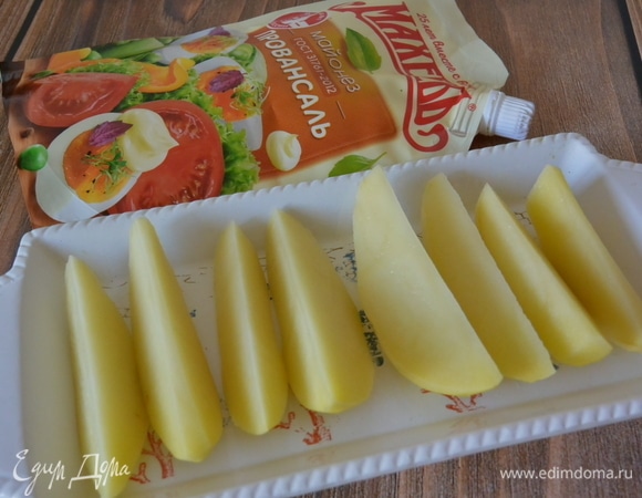 Нарезать картофель на дольки.