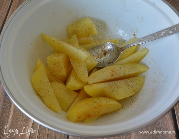 Налить масло в картофель и перемешать.