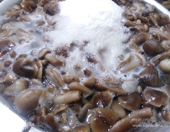 Всыпать соль и сахар из расчета на 1 л воды: соль 2 ст. л. и сахар 1 ст. л. Варить грибы 30 минут.
