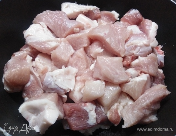 Свинину нарезать средними кусками. Выложить в сотейник.
