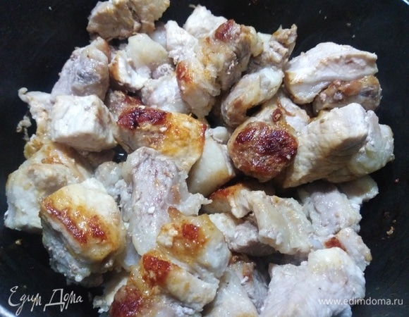 Обжарить до золотистого цвета.