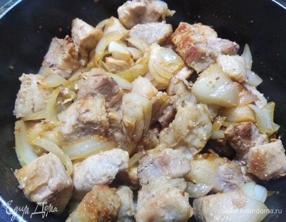 Добавить лук. Обжарить до золотистого цвета.