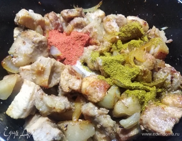 Посолить, всыпать сахар, паприку, хмели-сунели. Прогреть специи 2–3 минуты.