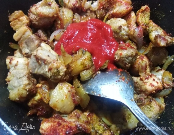 Добавить томатную пасту. Перемешать, обжарить 2 минуты.