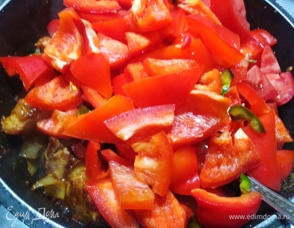 Добавить помидоры, болгарский и острый перец. Перемешать.