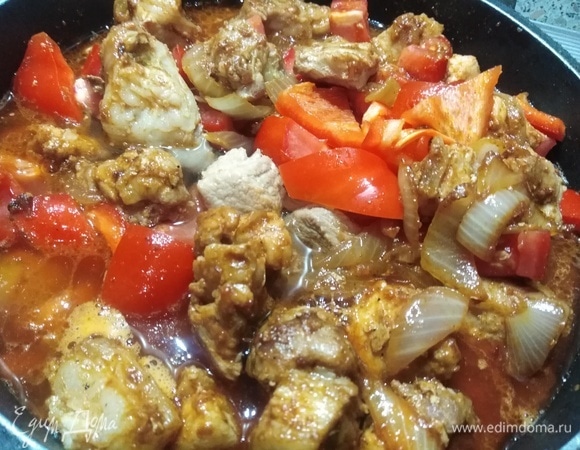 Влить воду. Довести до кипения. Накрыть крышкой, тушить в течение 1 часа.