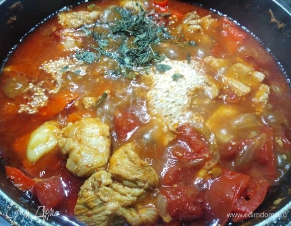 За 5 минут до окончания приготовления добавить чеснок и кинзу.