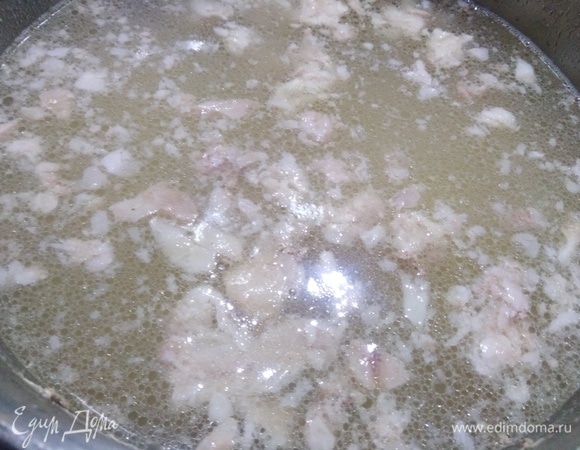 Мясо сварить вместе с картофелем до готовности. Картошку достать, размять и отправить обратно в бульон.