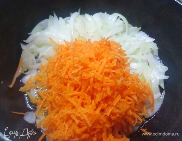 Обжарить лук, добавить морковь. Припустить.