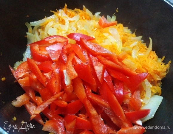 Затем добавить перец. Обжарить.