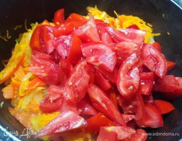 Следом — помидоры. Пережарить все вместе.