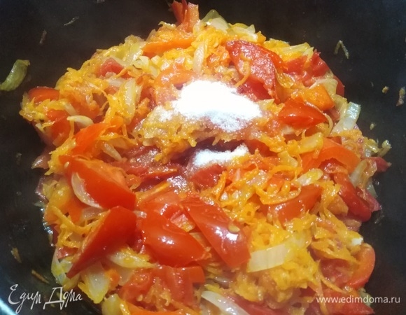 Добавить сахар. Поджарку отправить в суповую основу. Варить вместе в течение 5 минут.