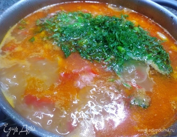 Затем в суп добавить вермишель и укроп. Варить 3 минуты. Накрыть кастрюлю и дать настояться в течение 5 минут.