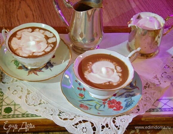 Подавать горячий шоколад со взбитыми сливками.