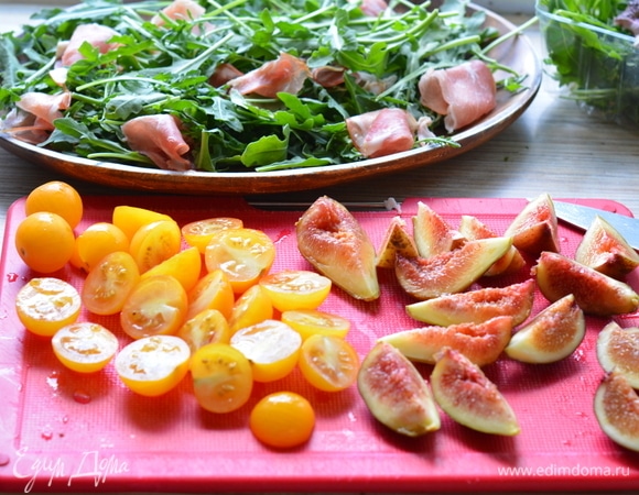 Салат готовится непосредственно перед подачей на стол. Листья салата хорошо помыть и просушить на бумажном полотенце. Помидоры нарезать на половинки, инжир — на 4 части. На широкое блюдо уложить листья руколы. Сверху в произвольном порядке уложить черри, инжир и прошутто.