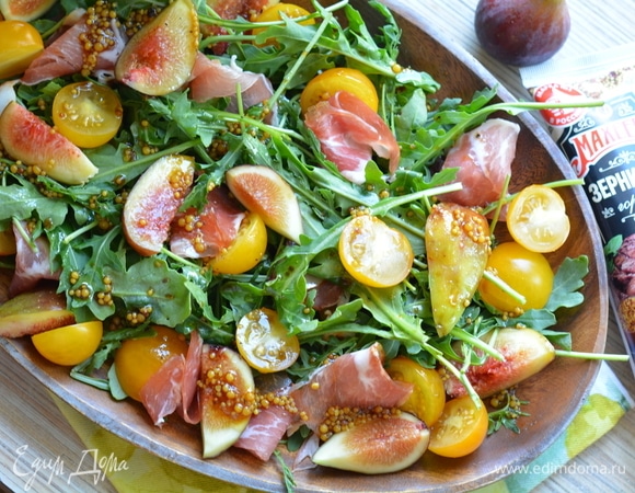 Полить заправкой наш салат. И подать к столу. Приятного аппетита! И будьте здоровы!