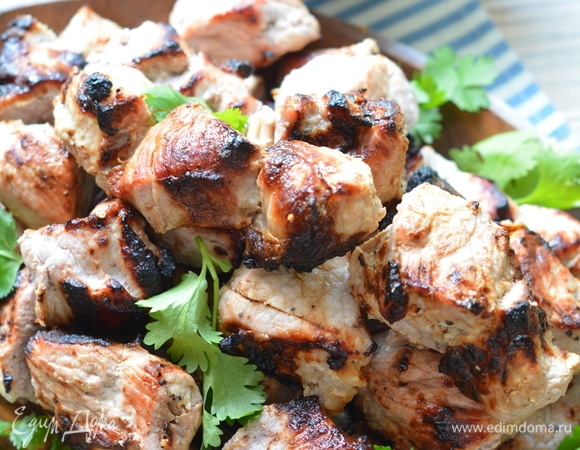 Первый этап забыла сфотографировать. Так как мариновала уже ночью. Но здесь все предельно просто. Лук нарезать полукольцами, к нему добавить уксус и хорошо помять руками. Мясо нарезать на одинаковые небольшие кусочки. Выложить к луку. Туда же добавить майонез ТМ «Махеевъ», соль и свежемолотый перец. Все тщательно перемешать, накрыть пленкой и убрать в холод промариноваться. В идеале на ночь.