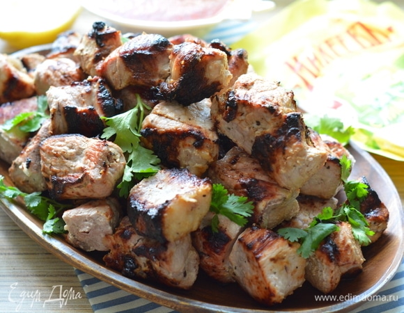 Жарим на углях до готовности, время от времени переворачивая мясо. Главное — не передержать. Подаем с овощами, любимым соусом и зеленью. Приятного аппетита!