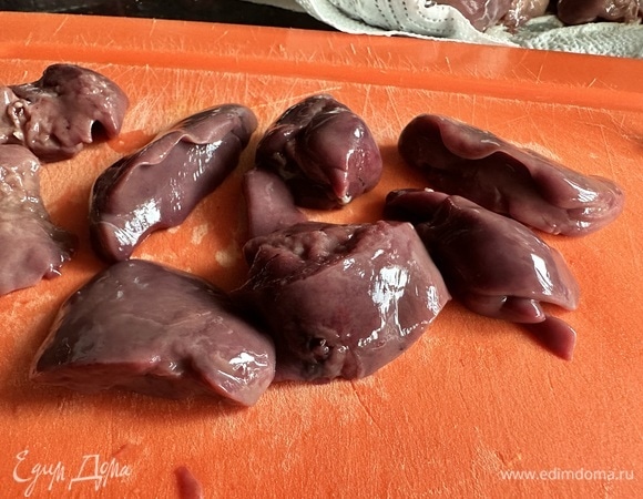 Подготовьте куриную печень, удалите лишние пленки и жилки. Тщательно промойте печень под холодной водой и обсушите бумажным полотенцем. Нарежьте печень на небольшие кусочки.