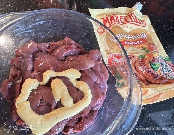 Выложите печень в миску, добавьте 1 столовую ложку майонеза ТМ «Махеевъ», перемешайте и оставьте мариноваться на 10–12 минут.