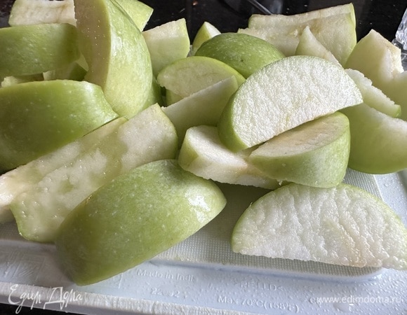 Очистите яблоки от семян, нарежьте их на тонкие ломтики.
