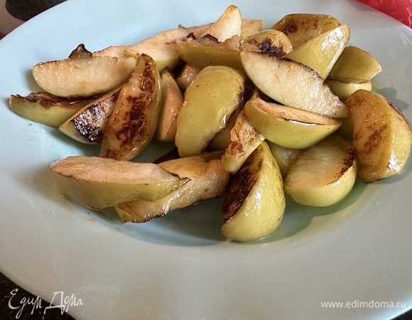 В большой сковороде разогрейте растительное масло (можно и сливочное, но мне больше нравится именно на растительном, получается не так жирно), добавьте яблоки и обжарьте с двух сторон до румяности.