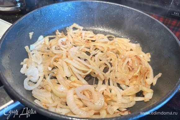 Лук обжарьте на той же сковороде до мягкости и золотистого цвета. Выложите лук к яблокам.