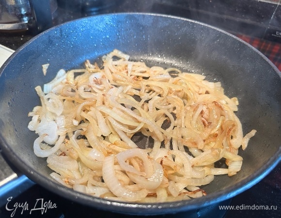 Лук обжарьте на той же сковороде до мягкости и золотистого цвета. Выложите лук к яблокам.