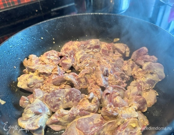 Добавьте куриную печень в сковороду и обжарьте ее до золотистого цвета. Постоянно помешивайте, чтобы печень равномерно прожарилась.