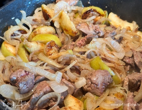 Добавьте в сковороду яблоки и лук, аккуратно перемешайте и продолжайте готовить все вместе еще около 5 минут, пока яблоки не станут мягкими.