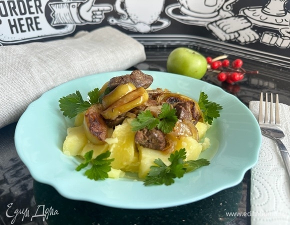 Подавайте блюдо горячим, посыпав свежей зеленью. Вы можете подать куриную печень с яблоками как отдельное блюдо или добавить ее к гарниру из картофеля или риса. Приятного аппетита!