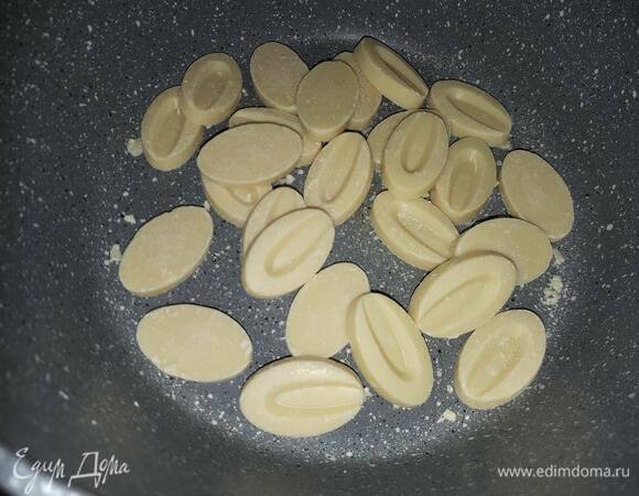 Для ганаша растопите шоколад на водяной бане.